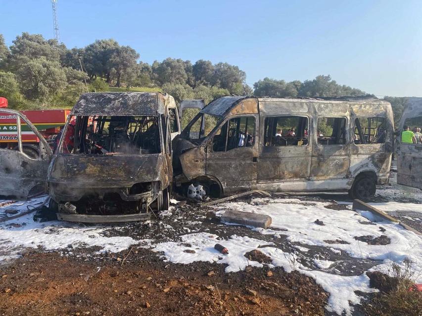 Araçta bulunanlar itfaiye ekipleri tarafından araçtan çıkarılırken, çarpışma sonrası yaralanan vatandaşlar ambulanslar ile hastaneye sevk edildi.