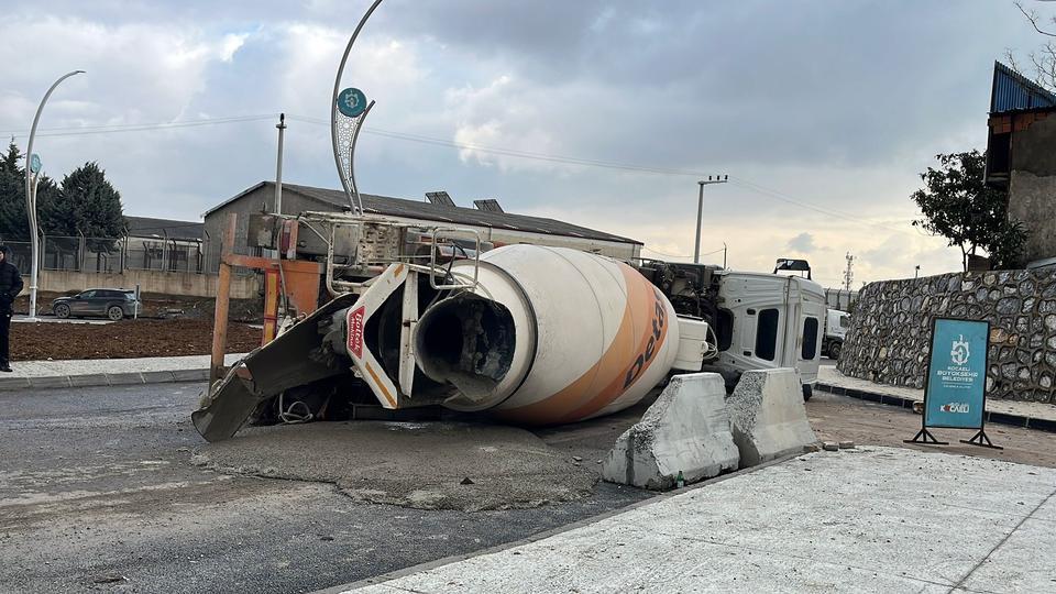 GEBZE'DE DEVRİLEN BETON MİKSERİN SÜRÜCÜSÜ KAZAYI YARA ALMADAN ATLATTI