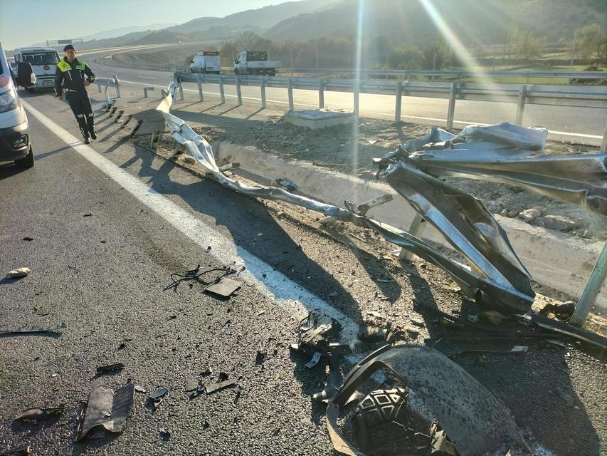 BARİYERLERE ÇARPAN TİCARİ ARAÇ İÇERİSİNDE SIKIŞTI: 1 YARALI VOLKSWAGEN MARKA TİCARİ ARAÇ HURDAYA DÖNDÜ