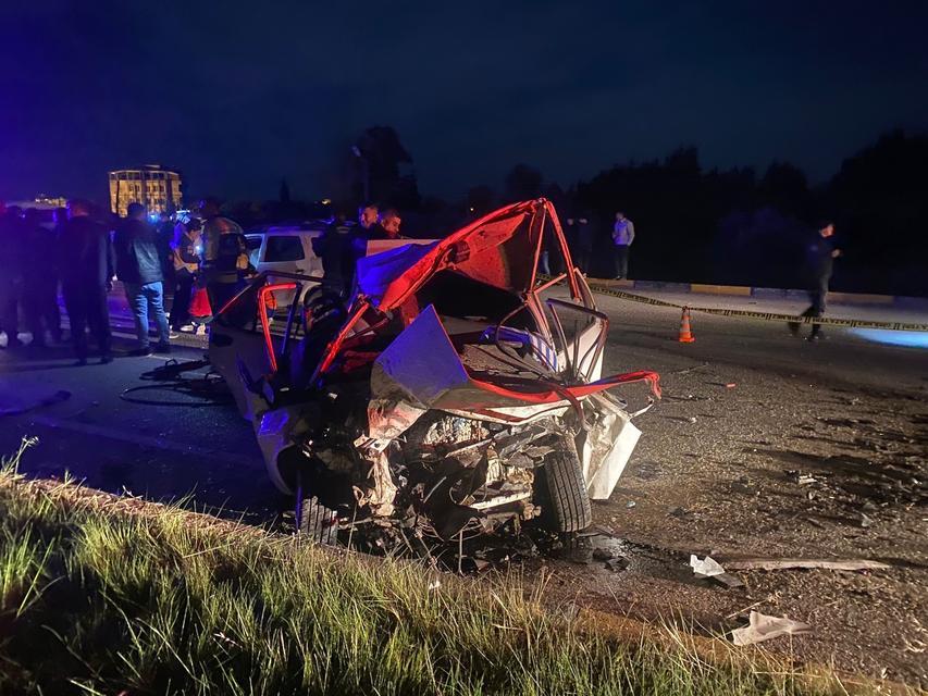 (DÜZELTME) ANTALYA'DA 3 ARACIN KARIŞTIĞI FECİ KAZA: 3 ÖLÜ KONTROLDEN ÇIKIP KARŞI ŞERİDE GEÇTİ: HURDAYA DÖNEN TOFAŞ OTOMOBİLDE KURTULAN OLMADI