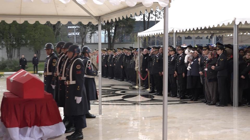 ŞEHİDİN 8 AYLIK BEBEĞİ HER ŞEYDEN HABERSİZ BABASININ TÜRK BAYRAĞINA SARILI TABUTUNA BAKTI ASKERİ TÖRENİN ARDINDAN YENİŞEHİR HAVALİMANI'NDAN ŞEHİDİN NAAŞI MEMLEKETİ ADANA'YA GÖTÜRÜLDÜ