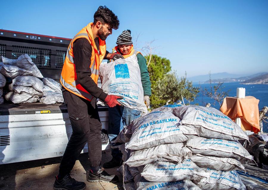 Kuşadası Belediyesi'nin yakacak yardımı başladı