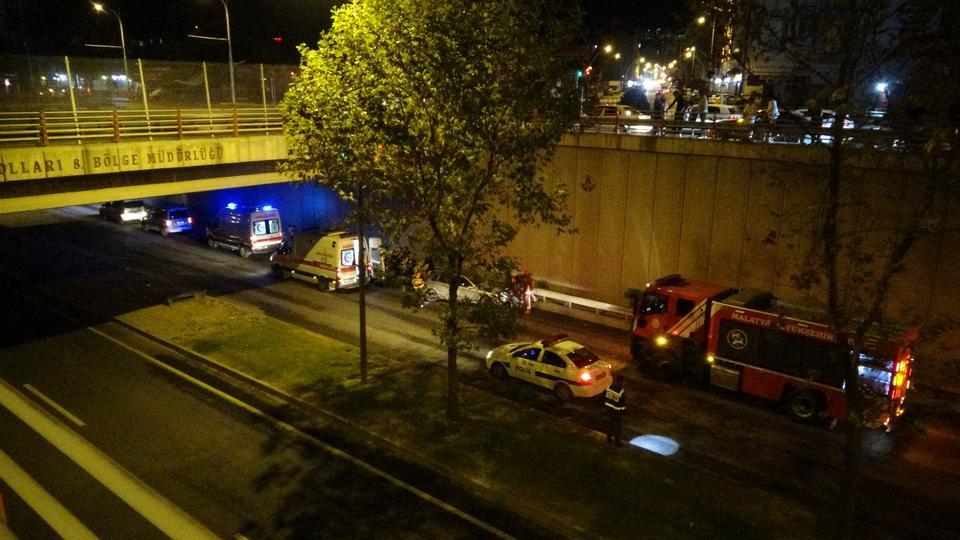 MALATYA'DA ALT GEÇİTTE KONTROLDEN ÇIKAN ARAÇ KARŞI ŞERİDE GEÇTİ: 2 YARALI