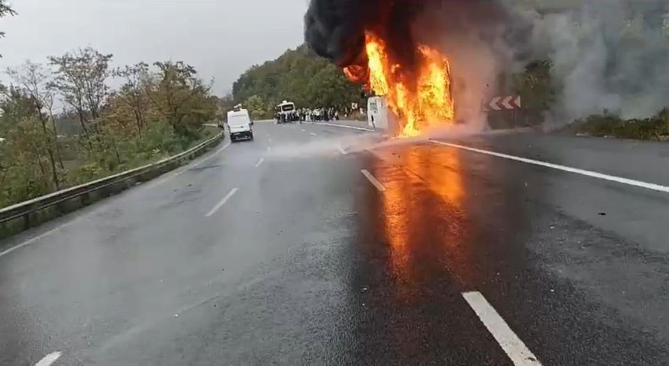 YOLCU OTOBÜSÜ ALEV TOPUNA DÖNDÜ, YOLCULAR TAHLİYE EDİLDİ BURSA'DA ARIZA YAPAN YOLCU OTOBÜSÜ ALEV ALEV YANDI