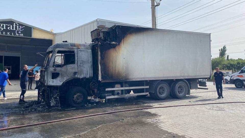 PARK HALİNDEKİ TIR ALEV ALDI, KISA SÜREDE KULLANILAMAZ HALE GELDİ