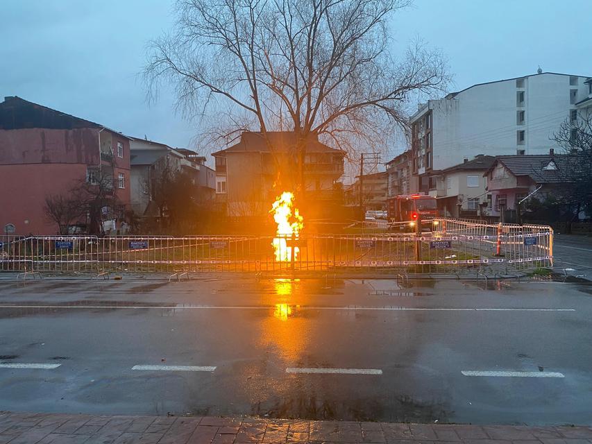 YER ALTINDAN ÇIKAN METAN GAZI ALEV ALDI, SAATLERDİR SÖNMÜYOR 1 İŞÇİNİN YARALANDIĞI OLAYIN İLK ANLARI GÖRÜNTÜLENDİ