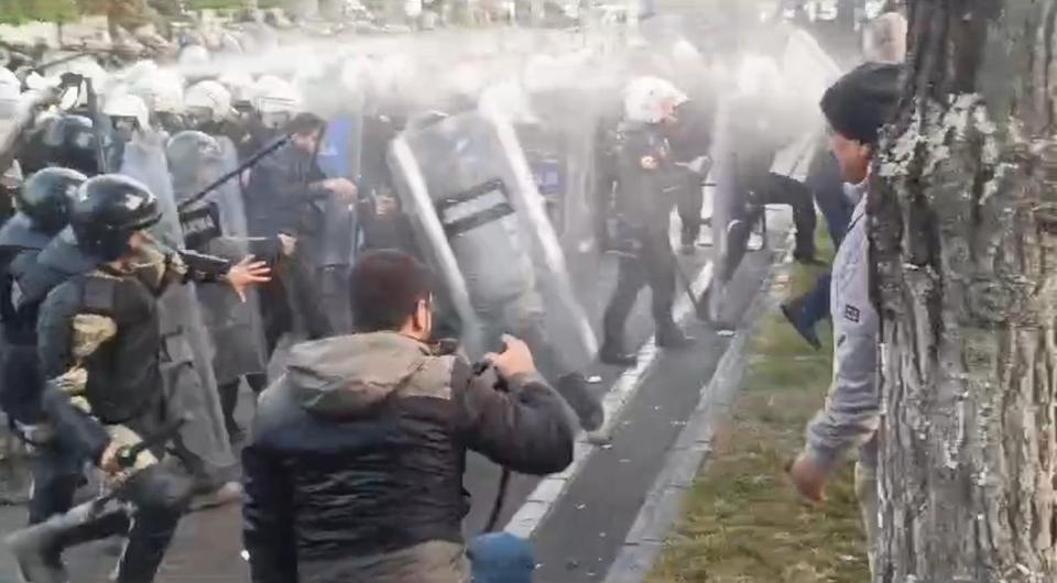 Belediye binasına girmeye çalışan gruba polisten müdahale: 75 gözaltı