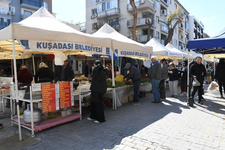 Kuşadası’nda yerel üretici pazarı büyük ilgi görüyor