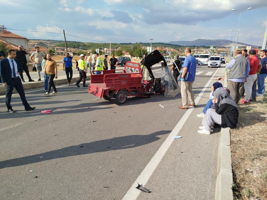 YOLUN KARŞISINA GEÇMEK İSTEYEN ELEKTRİKLİ MOTOR SÜRÜCÜSÜNE ARAÇ ÇARPTI; 1 ÖLÜ KARŞIDAN KARŞIYA GEÇMEK İSTEYEN ELEKTRİKLİ MOTOR SÜRÜCÜSÜ ARAÇ ÇARPMASI SONUCUNDA HAYATINI KAYBETTİ