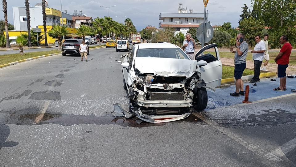 Hurdaya dönen araçtan yara almadan kurtuldu