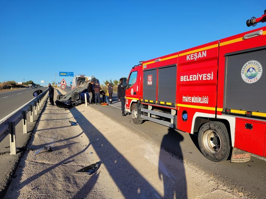 Kazaya bakmak için yavaşlayan ticari araca otomobil çarptı: 1 yaralı