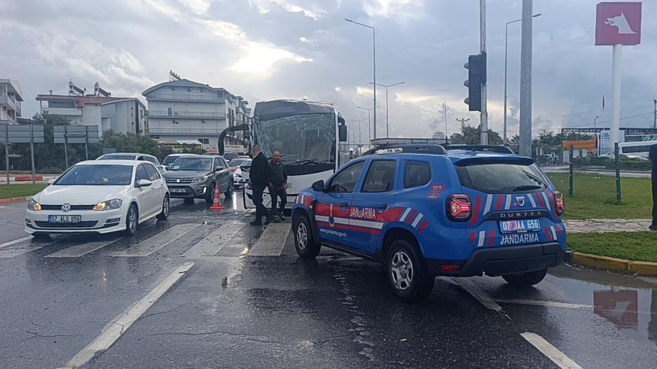 Otel servisinin karıştığı zincirleme kazada 4 personel yaralandı