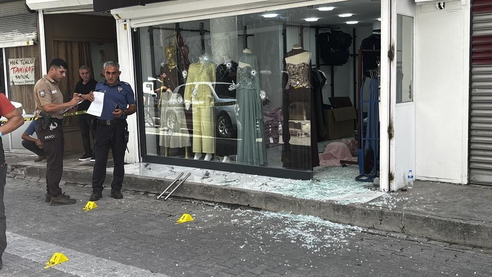 İşyerine silahlı saldırı: Cama 9 kurşun isabet etti