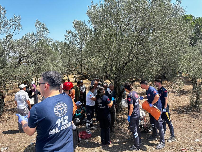 MANİSA'DA KAMYONET OTOBÜSLE ÇARPIŞTI: 10 YARALI