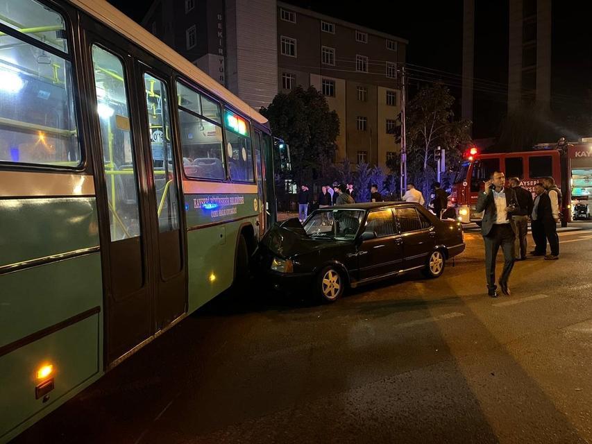 OTOBÜSLE ÇARPIŞAN OTOMOBİLİN SÜRÜCÜSÜ ARAÇ İÇİNDE SIKIŞTI KAYSERİ'DE ZİNCİRLEME KAZA: 1 YARALI