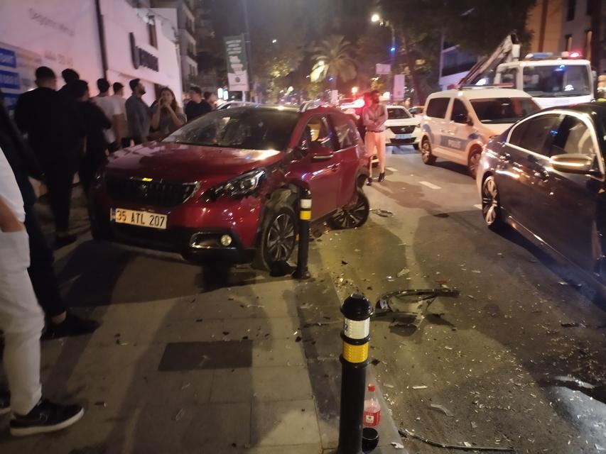 KADIKÖY'DE KONTROLDEN ÇIKAN OTOMOBİL PARK HALİNDEKİ ARAÇLARA ÇARPTI: 4 YARALI