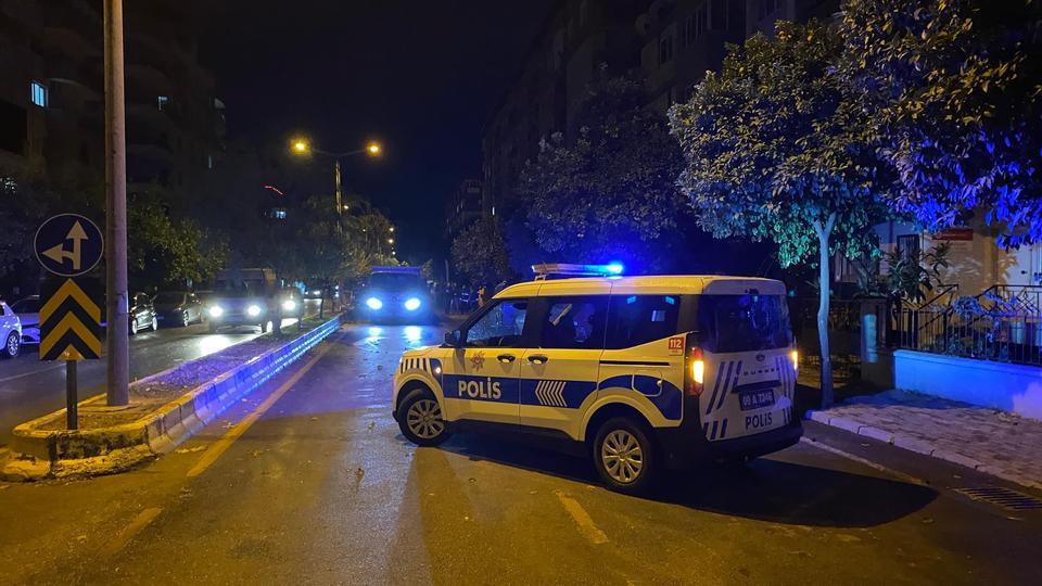 DEVRİLEN AĞAÇ YOLU TRAFİĞE KAPATTI