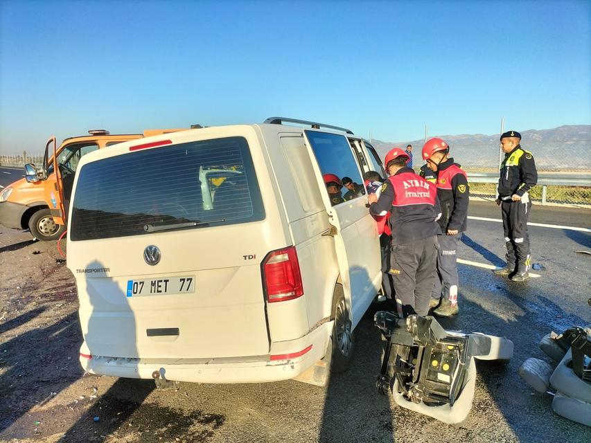 BARİYERLERE ÇARPAN TİCARİ ARAÇ İÇERİSİNDE SIKIŞTI: 1 YARALI VOLKSWAGEN MARKA TİCARİ ARAÇ HURDAYA DÖNDÜ