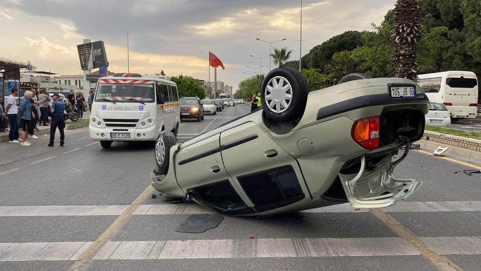 Kısa sürede olay yerine gelen sağlık ekipleri yaralı sürücüye ilk müdahaleyi yaparak ambulansla hastaneye kaldırırken, trafik ekipleri de kaza nedeniyle iki şeridin kapandığı yolda başka bir kaza yaşanma ihtimaline karşı önlem aldı.