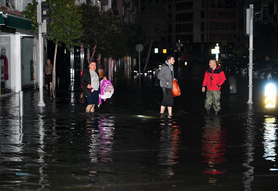 İzmir'de deniz taştı, sokaklar su altında kaldı