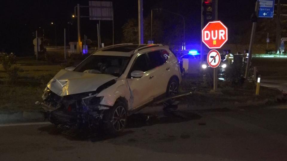 AMASYA'DA KAVŞAKTA 3 ARACIN KARIŞTIĞI KAZADA 5 KİŞİ YARALANDI