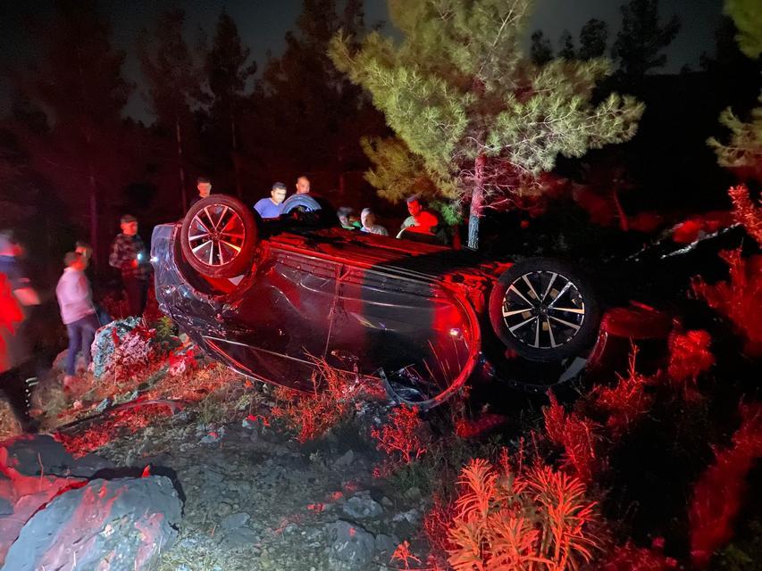 TAKLA ATAN OTOMOBİLİN CAM TAVANINDAN FIRLAYAN SÜRÜCÜ AĞIR YARALANDI