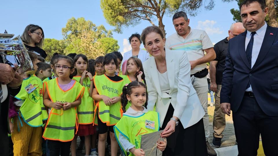 ANA SINIFI ÖĞRENCİLERİNİN İLK TRAFİK DERSİNİ KAYMAKAM KAN VERDİ ÇOCUKLARDAN EBEVEYNLERİNE TRAFİKTE GÜVENLİK UYARISI