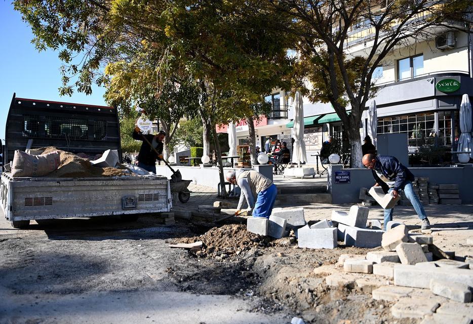 Kuşadası'nda yol yapım ve bakım çalışmaları devam ediyor