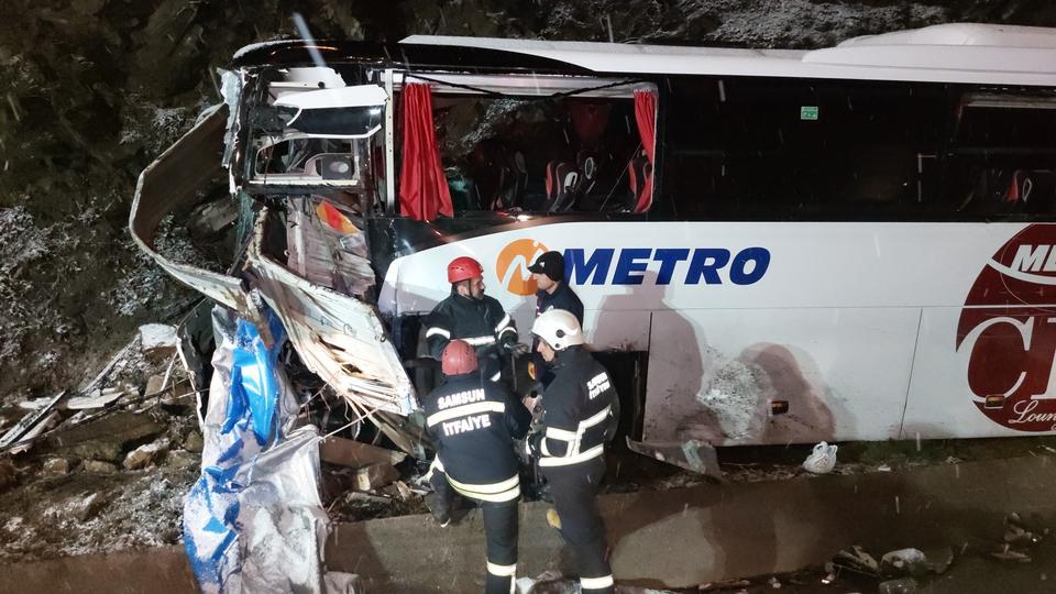 Yolcu otobüsü kamyona çarptı: 1 ölü, 16 yaralı