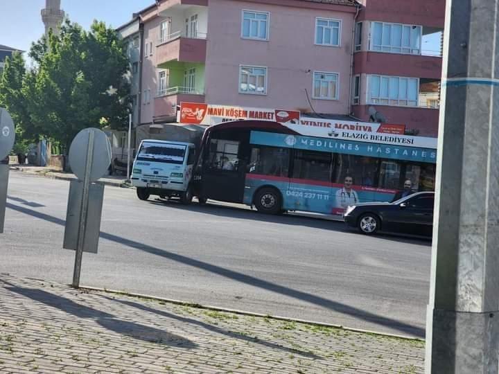 Halk otobüsü ile pikap çarpıştı: 9 yaralı