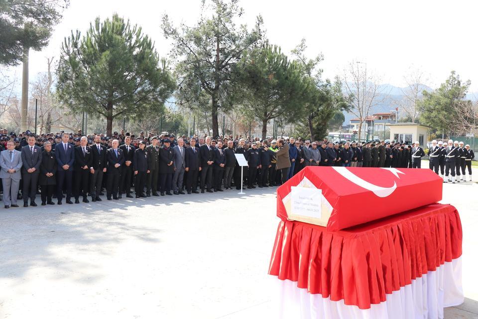 TEDAVİ GÖRDÜĞÜ HASTANEDE VEFAT EDEN EMNİYET MÜDÜRÜ MEMLEKETİNE TÖRENLE UĞURLANDI