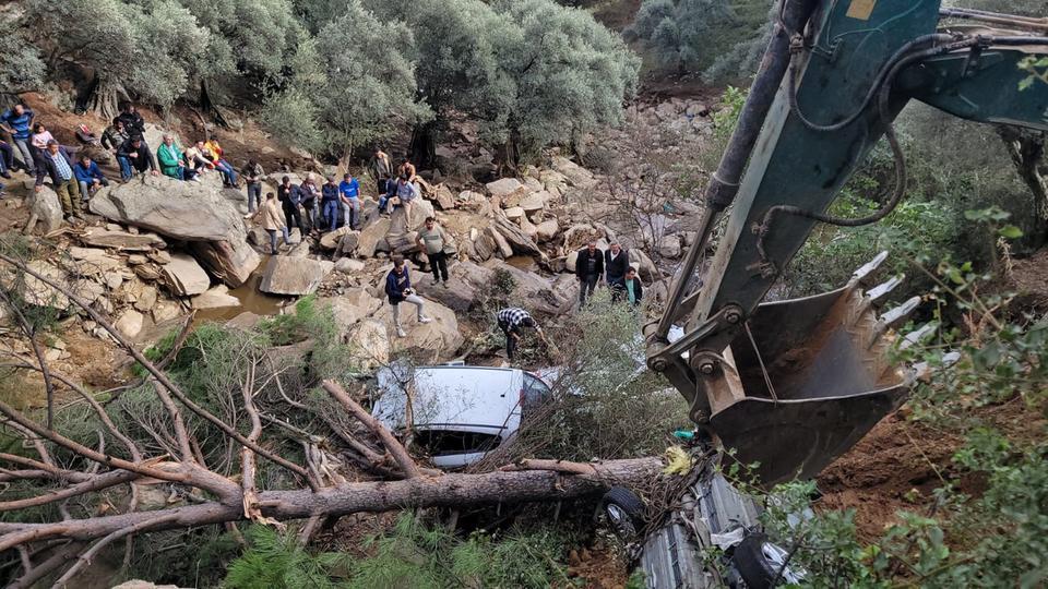 SELE KAPILAN ARAÇLAR KURTARILIYOR