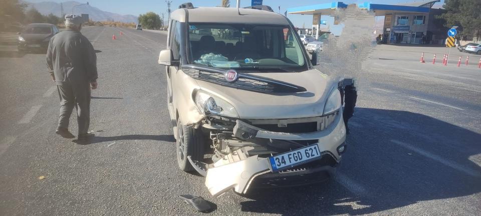 MALATYA'DA TIR İLE HAFİF TİCARİ ARAÇ ÇARPIŞTI: 1 YARALI