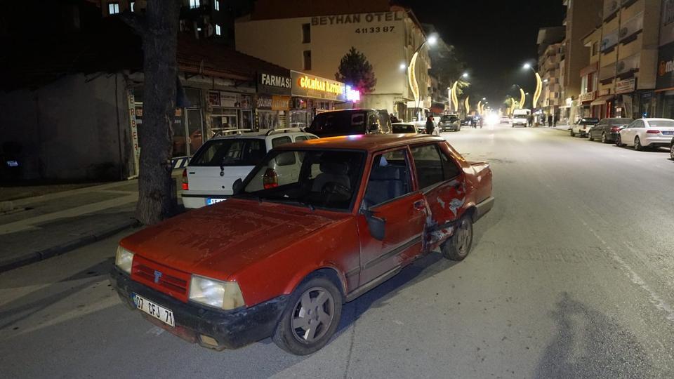 ALKOLLÜ SÜRÜCÜ KONTROLÜ KAYBETTİ, ARAÇLARI BİÇİP MERMER SAKSIYA ÇARPTI: 5 YARALI GÜVENLİK KAMERALARINA YANSIYAN KAZADAN HEMEN ÖNCE ARABASINA BİNEN 2 ŞAHIS KENDİSİNİ KAZANIN ORTASINDA BULDU