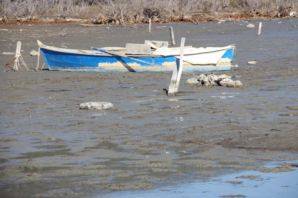 KARİNA'DA DENİZ 30 METRE ÇEKİLDİ BAZI DENİZ ARAÇLARI KARAYA OTURDU