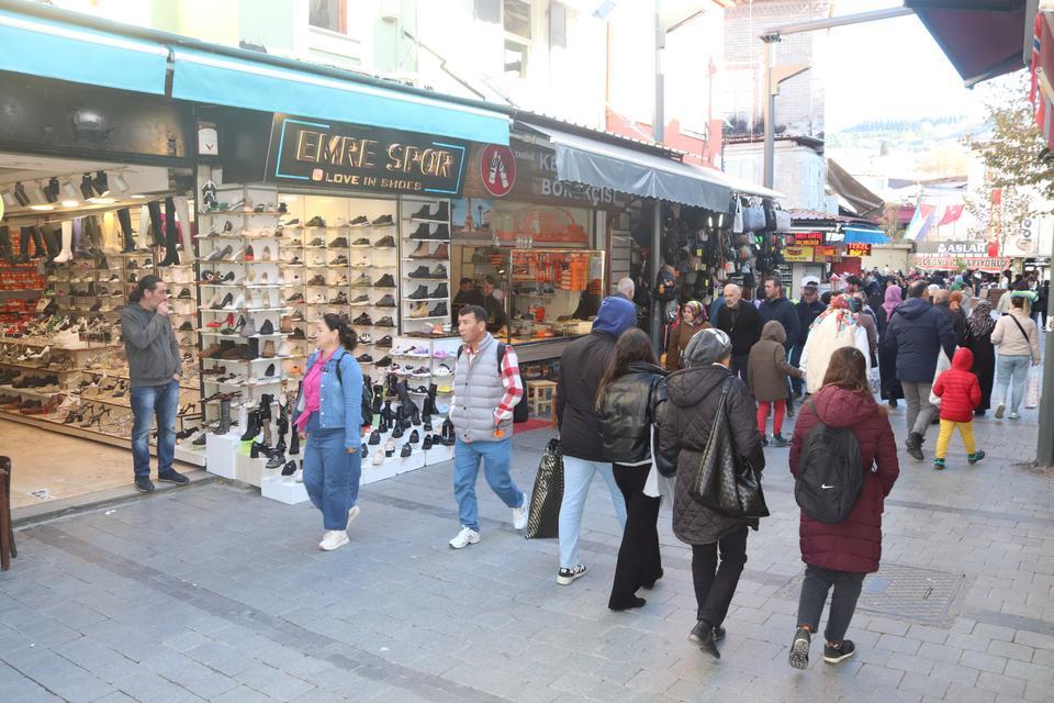 Yolda yürüyen genç kıza tekme attı, meydan dayağı yedi