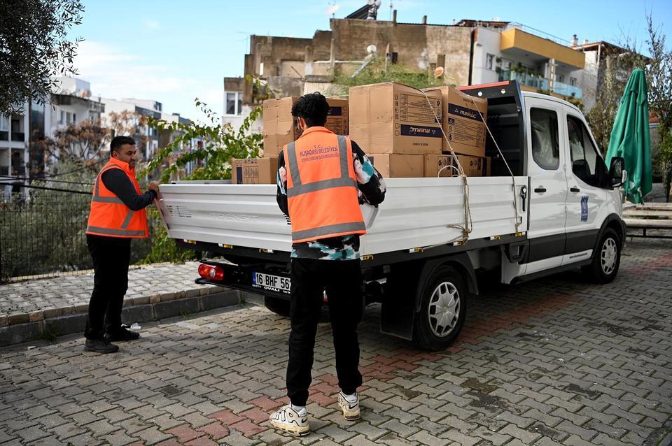 Kuşadası Belediyesi'nin kış desteği soba yardımı ile sürüyor