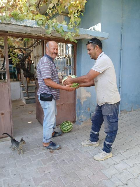 GERMENCİK BELEDİYESİ, VATANDAŞLARA 2 KAMYON KARPUZ DAĞITTI BELEDİYEYE BAĞIŞLANAN KARPUZLAR VATANDAŞLARA DAĞITILDI