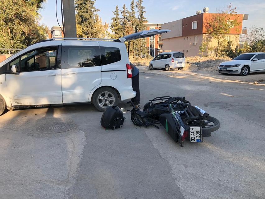 Motosiklet ile otomobil çarpıştı: 1 yaralı