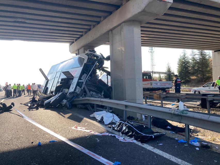 Ankara’da otobüs köprüye saplandı: Çok sayıda ölü ve yaralı var