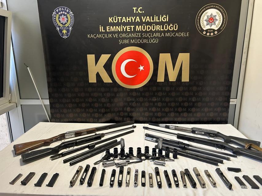 KÜTAHYA'DA KAÇAK SİLAH OPERASYONU