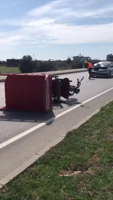 Motosikletle, otomobil çarpıştı: 1 ölü, 1 ağır yaralı