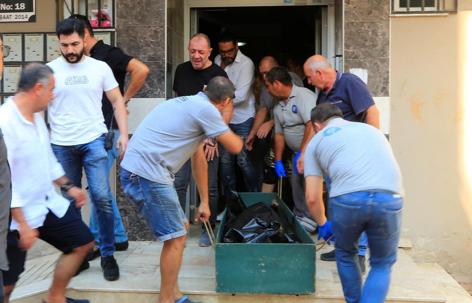 ANNESİNİN ÖLÜM HABERİNİ ALAN OĞLU GÖZYAŞLARINA BOĞULDU YAŞLI KADIN YALNIZ YAŞADIĞI EVİNDE ÖLÜ OLARAK BULUNDU SABAH NAMAZINA KALDIRAMADIKLARI KOMŞULARININ ÖLÜM HABERİNİ ALDILAR