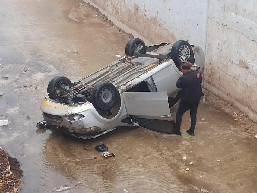 ŞANLIURFA'DA DEREYE DÜŞEN OTOMOBİLDEKİ BABA VE OĞLU YARALANDI