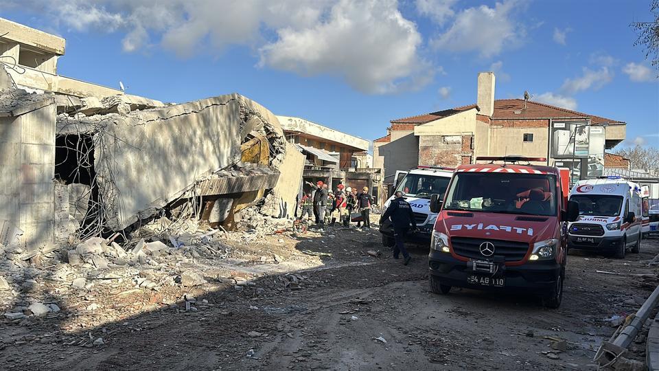 UŞAK'TA YIKIM ESNASINDA İŞ MAKİNESİ OPERATÖRÜ ENKAZ ALTINDA KALDI