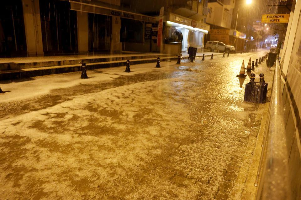 VATANDAŞLAR SOKAKTA KAR DEĞİL, DOLU KÜREDİ