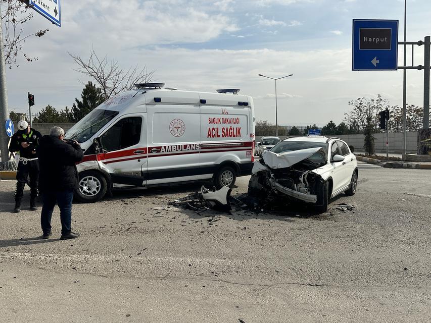 ELAZIĞ'DA AMBULANS İLE OTOMOBİL ÇARPIŞTI: 2 YARALI