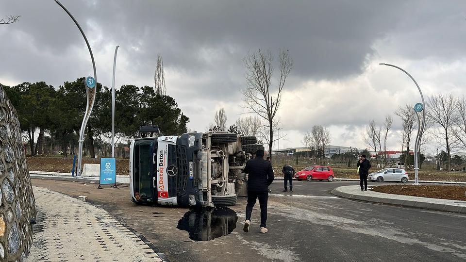 Devrilen beton mikserin sürücüsü kazayı yara almadan atlattı