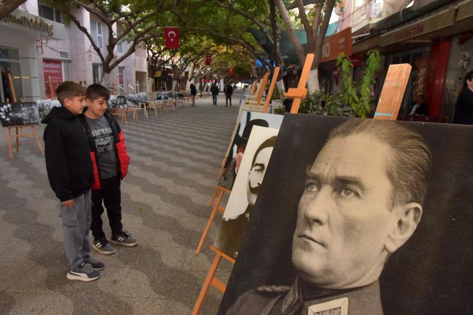 İNCİRLİOVA BELEDİYESİ'NDEN 10 KASIM'A ÖZEL 'ATATÜRK FOTOĞRAF SERGİSİ'