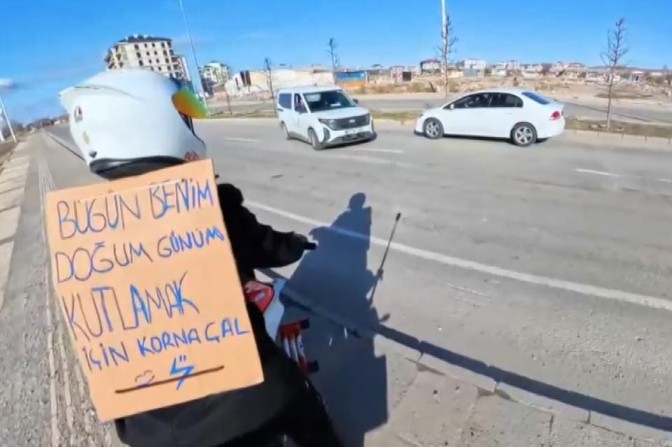 Motosiklet sürücüsünün doğum gününü trafikte korna çalarak kutladılar